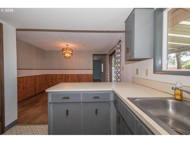 18411 Ne DAVIS St, Portland, OR 97230