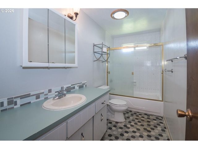 18411 Ne DAVIS St, Portland, OR 97230