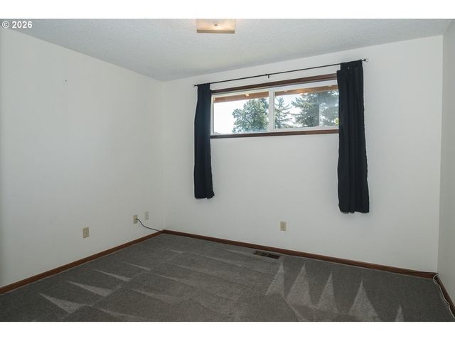 18411 Ne DAVIS St, Portland, OR 97230