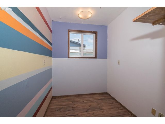 18411 Ne DAVIS St, Portland, OR 97230