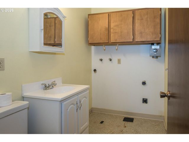 18411 Ne DAVIS St, Portland, OR 97230