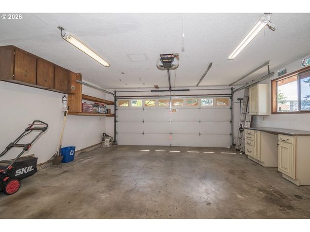 18411 Ne DAVIS St, Portland, OR 97230