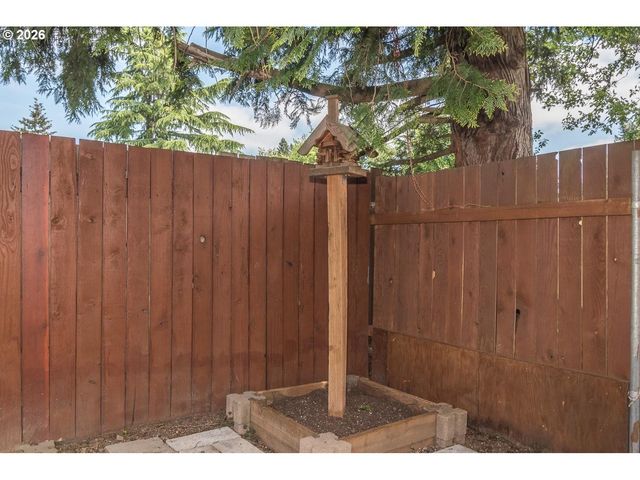 18411 Ne DAVIS St, Portland, OR 97230