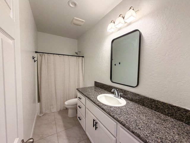 1810 E Monte Vista Avenue, Visalia, CA 93292