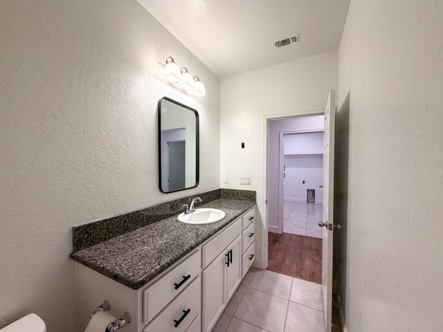 1810 E Monte Vista Avenue, Visalia, CA 93292