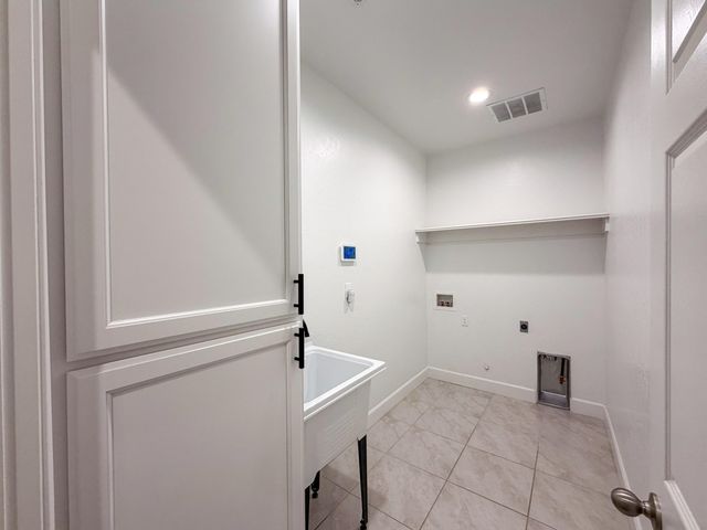 1810 E Monte Vista Avenue, Visalia, CA 93292