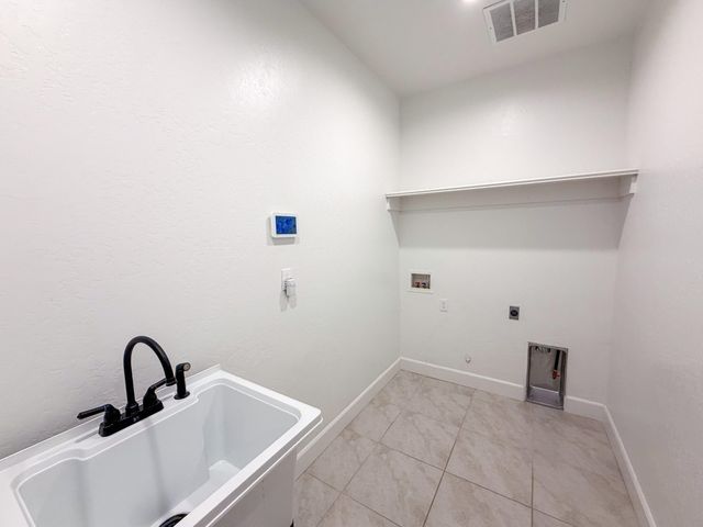 1810 E Monte Vista Avenue, Visalia, CA 93292