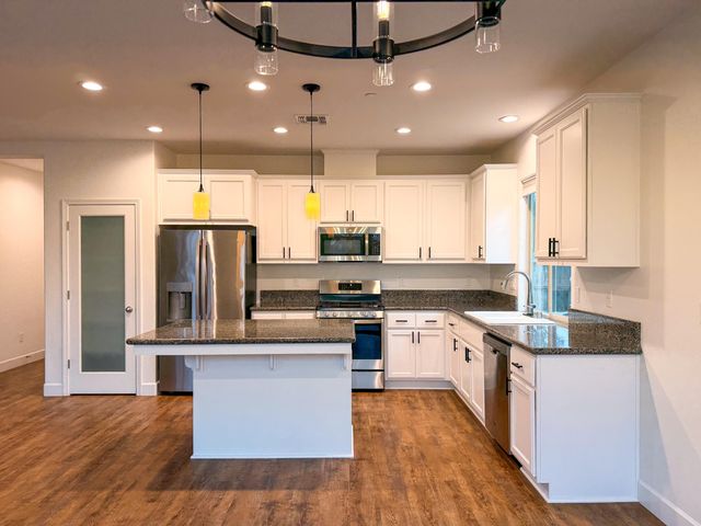 1810 E Monte Vista Avenue, Visalia, CA 93292