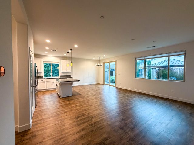 1810 E Monte Vista Avenue, Visalia, CA 93292