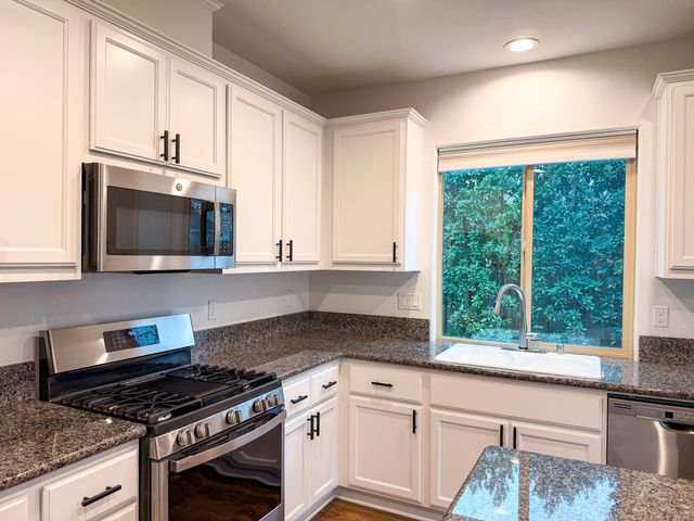 1810 E Monte Vista Avenue, Visalia, CA 93292