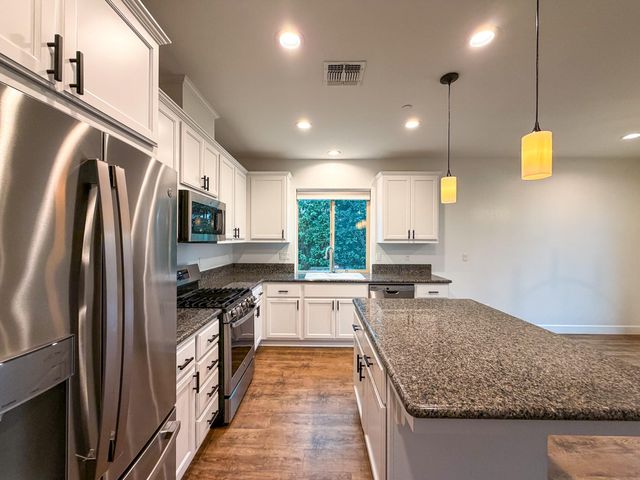 1810 E Monte Vista Avenue, Visalia, CA 93292