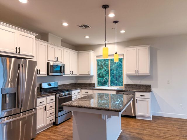 1810 E Monte Vista Avenue, Visalia, CA 93292