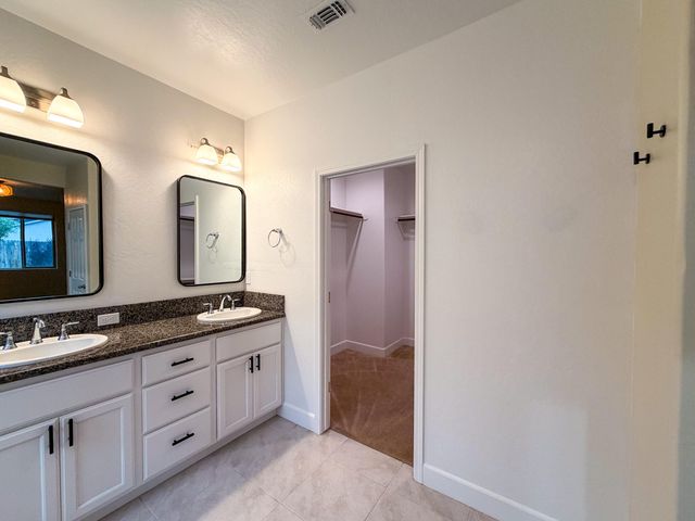 1810 E Monte Vista Avenue, Visalia, CA 93292