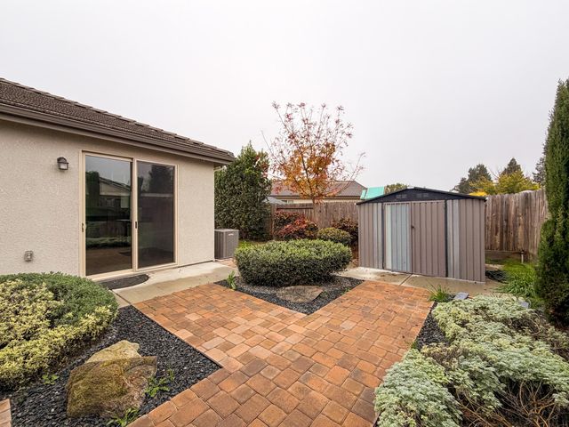 1810 E Monte Vista Avenue, Visalia, CA 93292