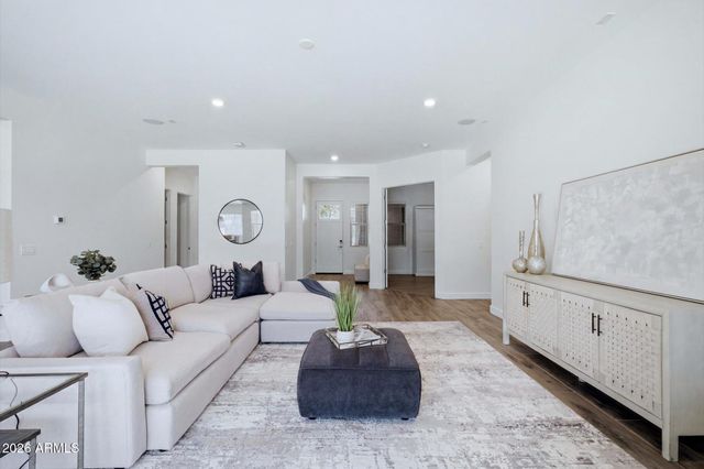 2525 E PLEASANT Lane, Phoenix, AZ 85042