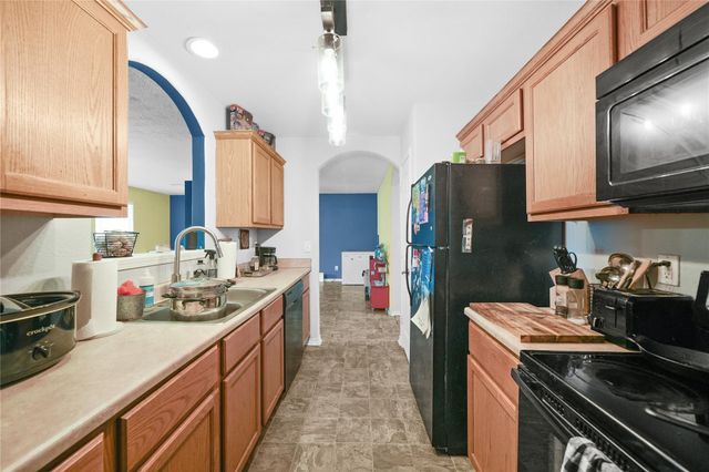 1402 W Phillips St, Alvin, TX 77511