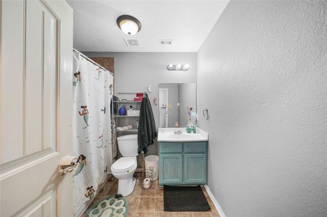 1402 W Phillips St, Alvin, TX 77511