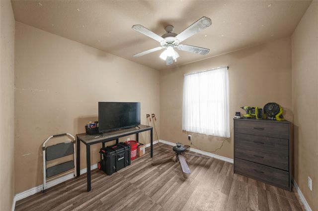 1402 W Phillips St, Alvin, TX 77511