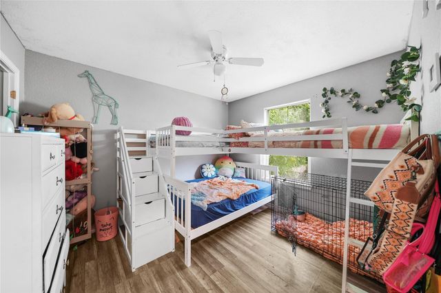 1402 W Phillips St, Alvin, TX 77511