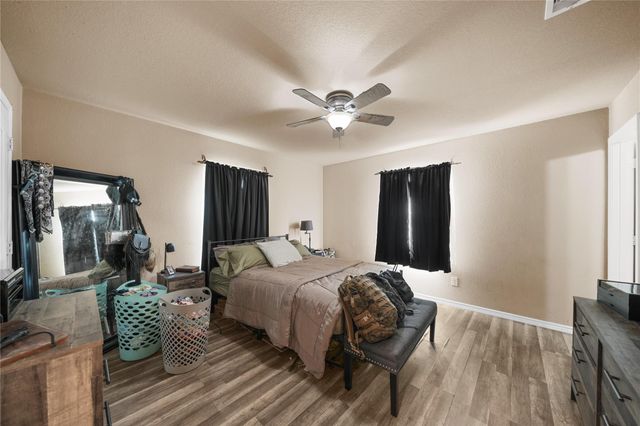 1402 W Phillips St, Alvin, TX 77511