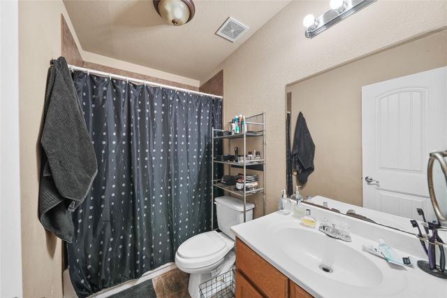 1402 W Phillips St, Alvin, TX 77511