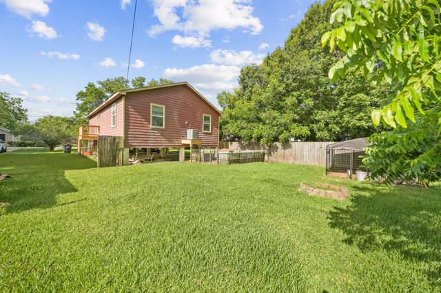 1402 W Phillips St, Alvin, TX 77511