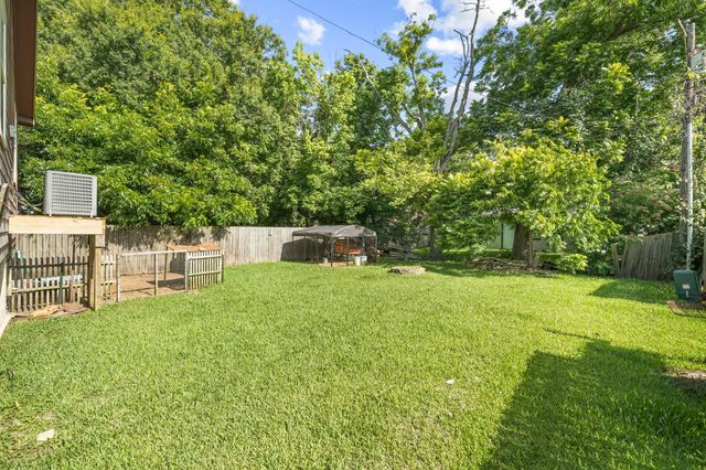 1402 W Phillips St, Alvin, TX 77511