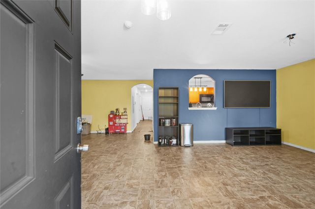 1402 W Phillips St, Alvin, TX 77511