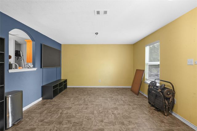 1402 W Phillips St, Alvin, TX 77511