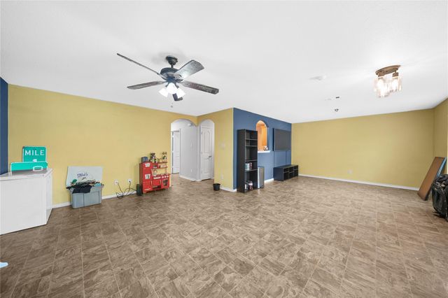 1402 W Phillips St, Alvin, TX 77511