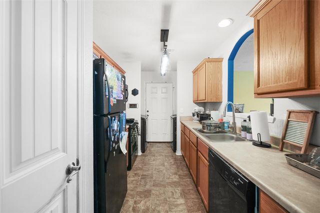 1402 W Phillips St, Alvin, TX 77511