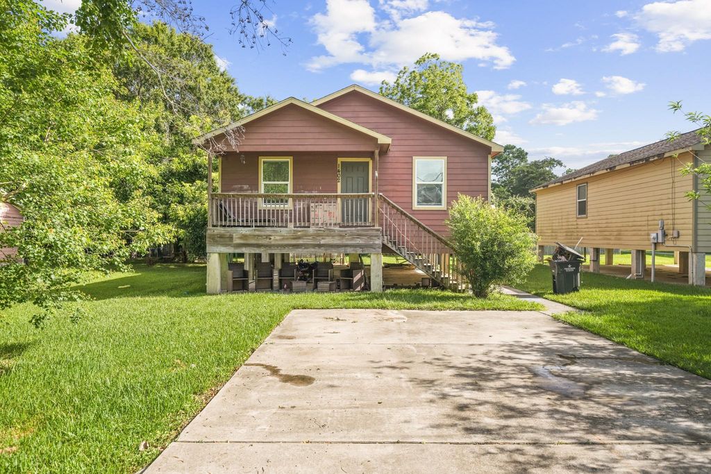 1402 W Phillips St, Alvin, TX 77511