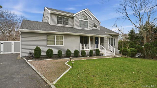 20 Stuart Court, Hampton Bays, NY 11946