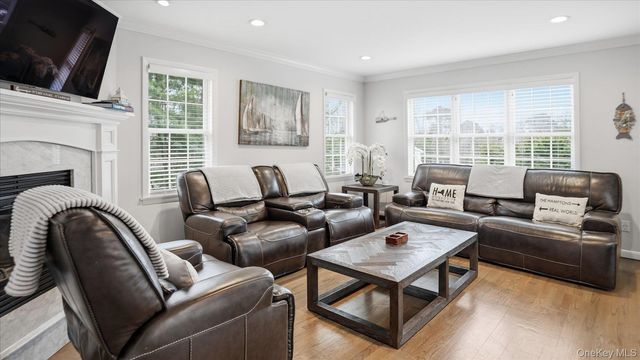 20 Stuart Court, Hampton Bays, NY 11946