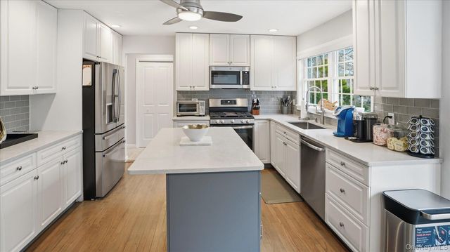 20 Stuart Court, Hampton Bays, NY 11946