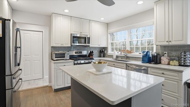 20 Stuart Court, Hampton Bays, NY 11946