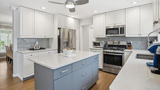 20 Stuart Court, Hampton Bays, NY 11946