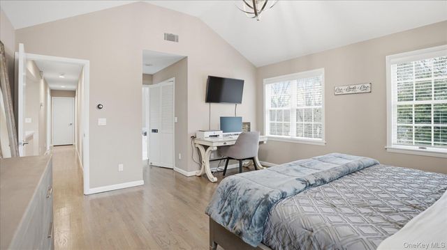 20 Stuart Court, Hampton Bays, NY 11946
