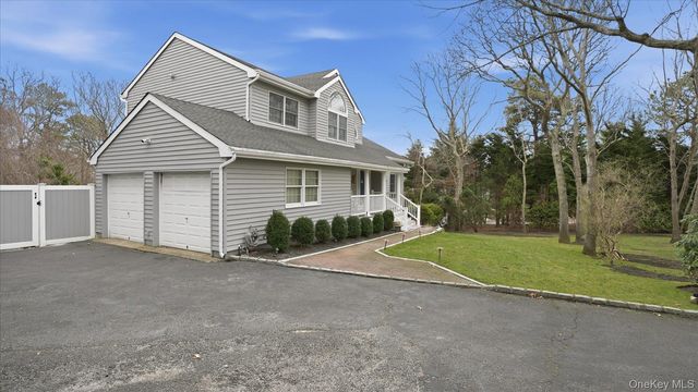 20 Stuart Court, Hampton Bays, NY 11946
