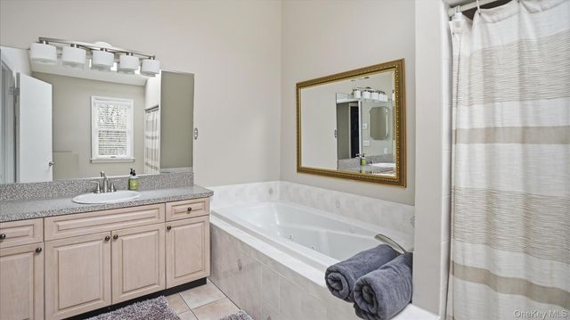 20 Stuart Court, Hampton Bays, NY 11946