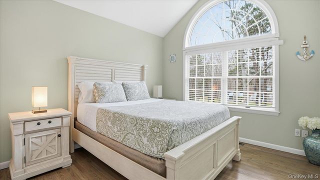 20 Stuart Court, Hampton Bays, NY 11946