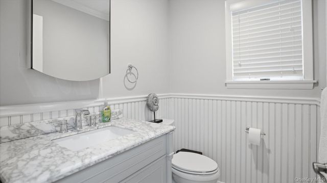 20 Stuart Court, Hampton Bays, NY 11946