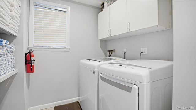 20 Stuart Court, Hampton Bays, NY 11946