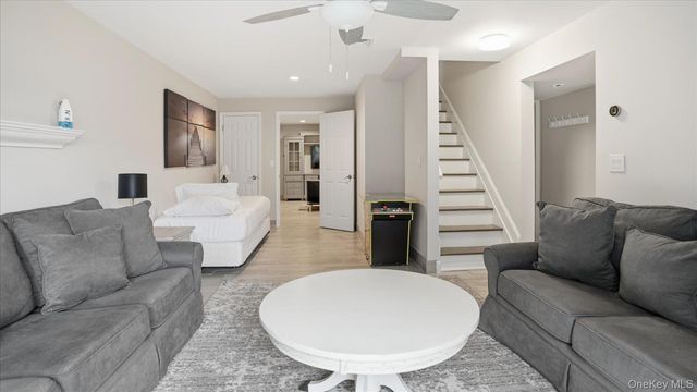 20 Stuart Court, Hampton Bays, NY 11946