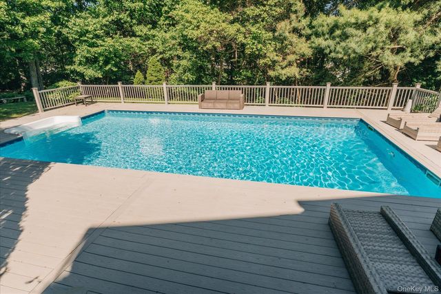 20 Stuart Court, Hampton Bays, NY 11946