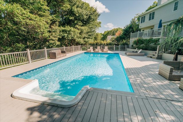 20 Stuart Court, Hampton Bays, NY 11946