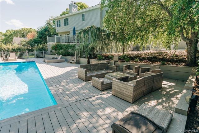 20 Stuart Court, Hampton Bays, NY 11946