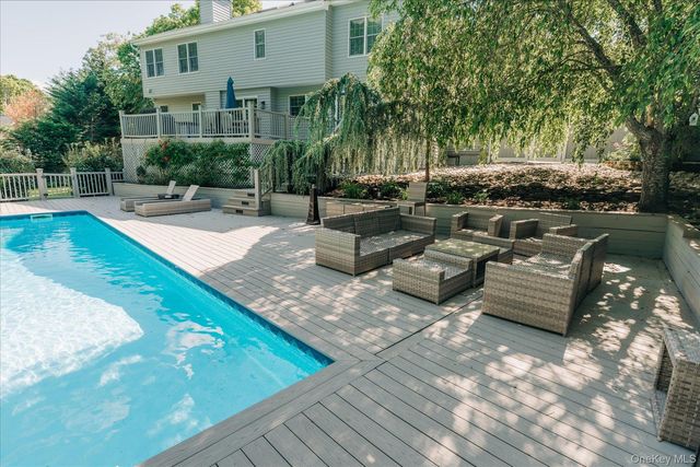 20 Stuart Court, Hampton Bays, NY 11946