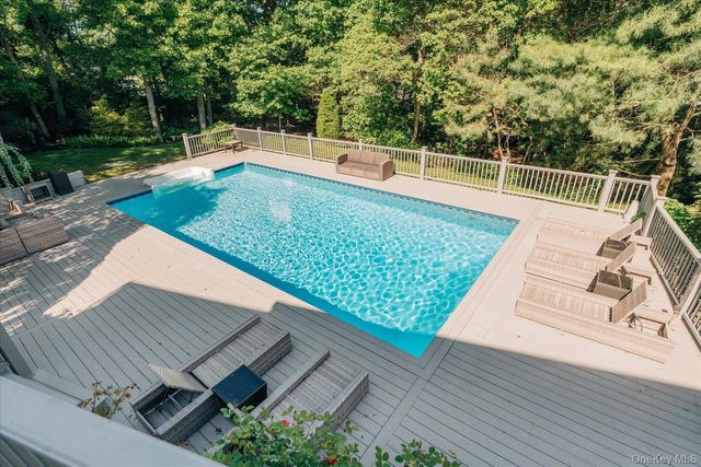 20 Stuart Court, Hampton Bays, NY 11946