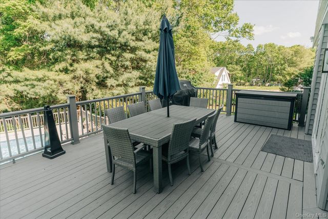 20 Stuart Court, Hampton Bays, NY 11946